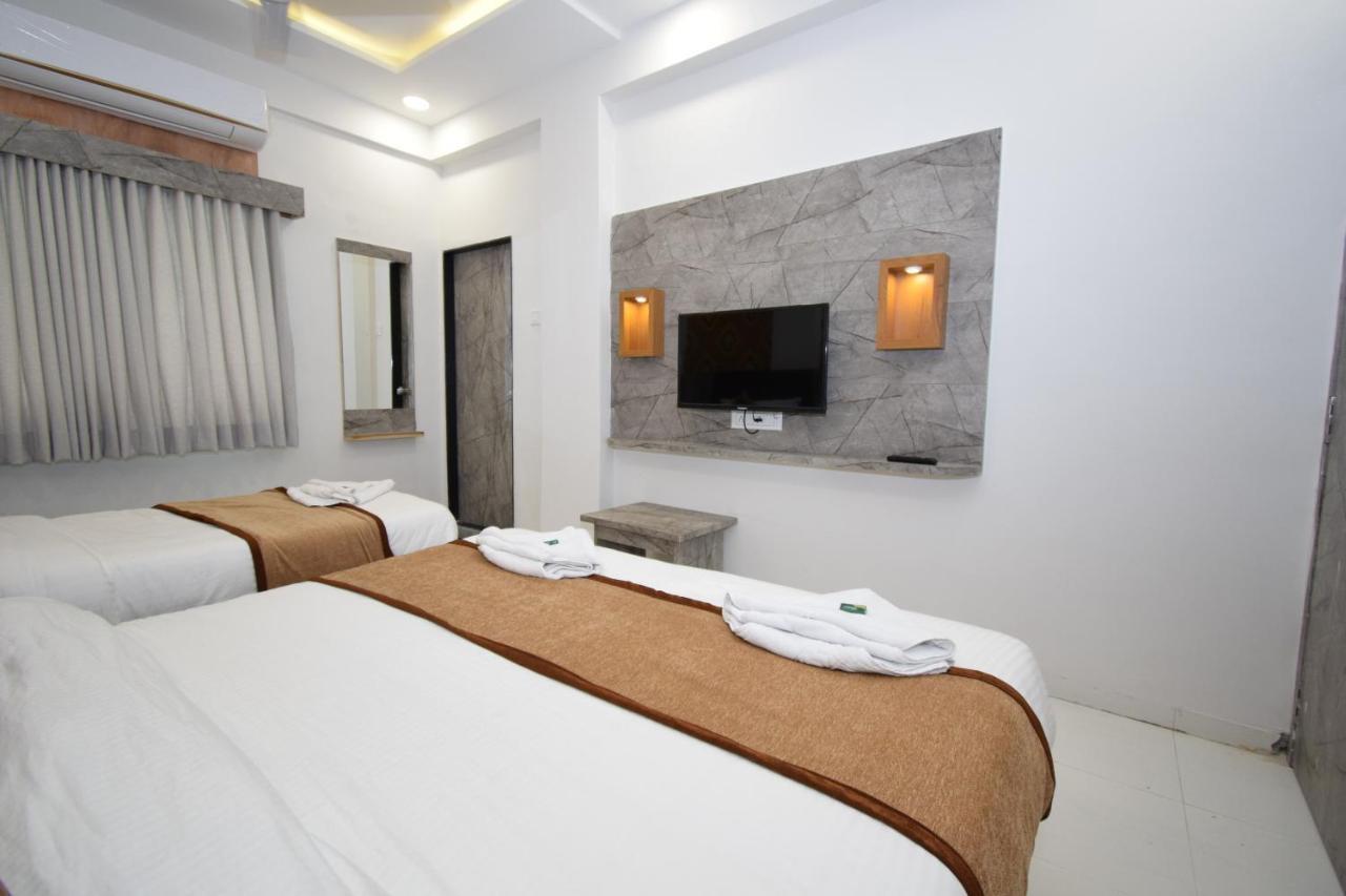Hotel A1 Vastrapur Ahmedabad Exterior foto
